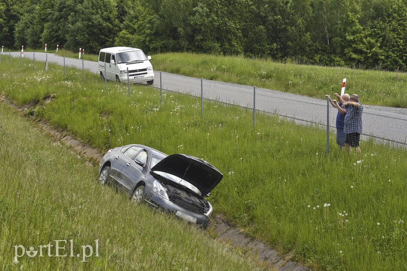 Wyprzedzała na S22, wylądowała w rowie zdjęcie nr 175171