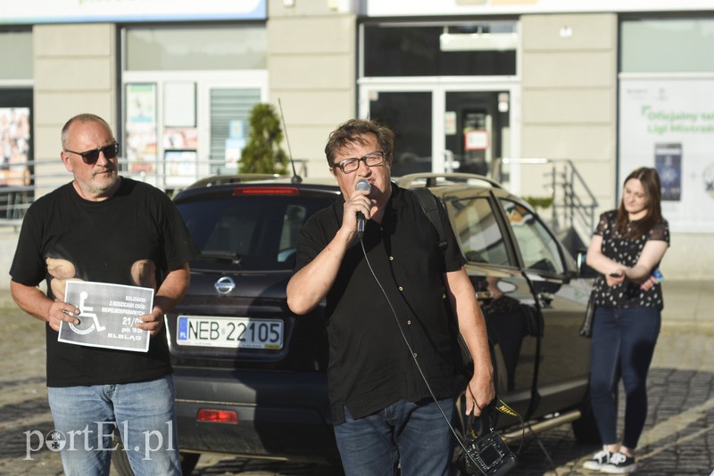 Solidarni z protestującymi w Sejmie rodzinami osób niepełnosprawnych: Oni chcą godnie żyć zdjęcie nr 175722