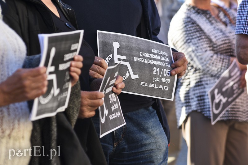 Solidarni z protestującymi w Sejmie rodzinami osób niepełnosprawnych: Oni chcą godnie żyć zdjęcie nr 175715