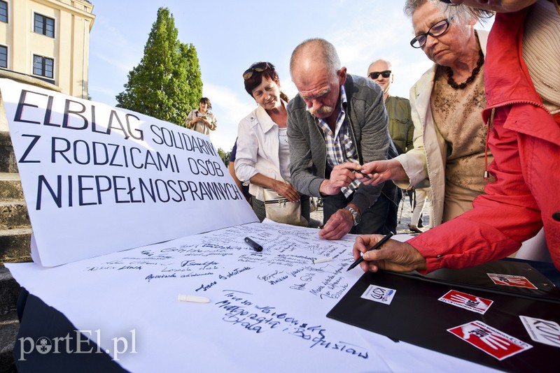Solidarni z protestującymi w Sejmie rodzinami osób niepełnosprawnych: Oni chcą godnie żyć zdjęcie nr 175728