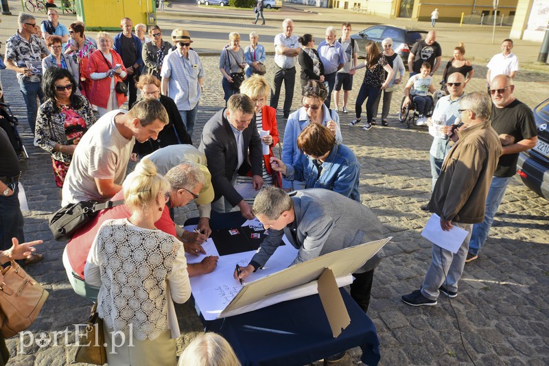 Solidarni z protestującymi w Sejmie rodzinami osób niepełnosprawnych: Oni chcą godnie żyć zdjęcie nr 175724