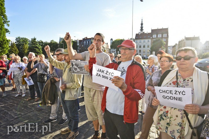 Solidarni z protestującymi w Sejmie rodzinami osób niepełnosprawnych: Oni chcą godnie żyć zdjęcie nr 175721