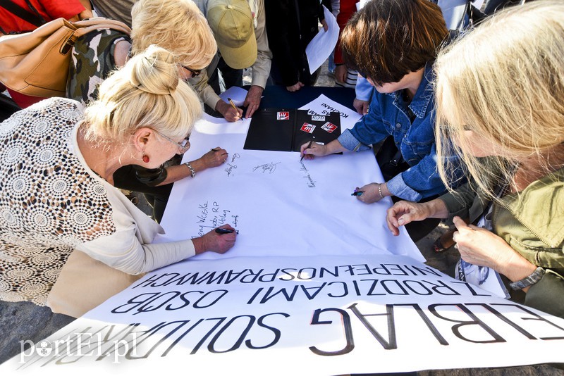 Solidarni z protestującymi w Sejmie rodzinami osób niepełnosprawnych: Oni chcą godnie żyć zdjęcie nr 175725