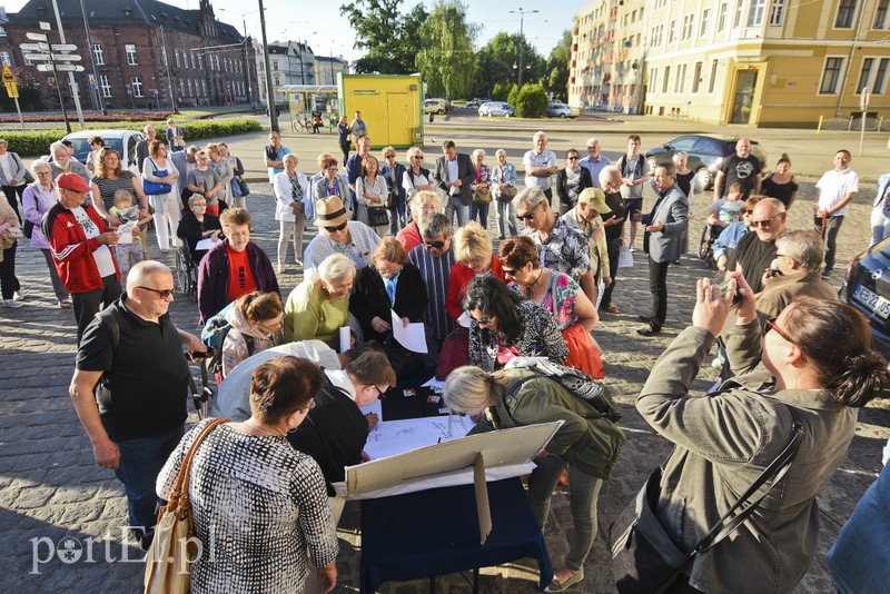 Solidarni z protestującymi w Sejmie rodzinami osób niepełnosprawnych: Oni chcą godnie żyć zdjęcie nr 175726