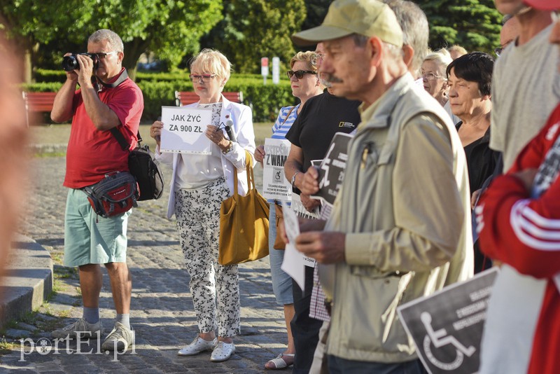Solidarni z protestującymi w Sejmie rodzinami osób niepełnosprawnych: Oni chcą godnie żyć zdjęcie nr 175718