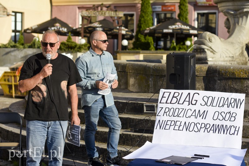 Solidarni z protestującymi w Sejmie rodzinami osób niepełnosprawnych: Oni chcą godnie żyć zdjęcie nr 175717