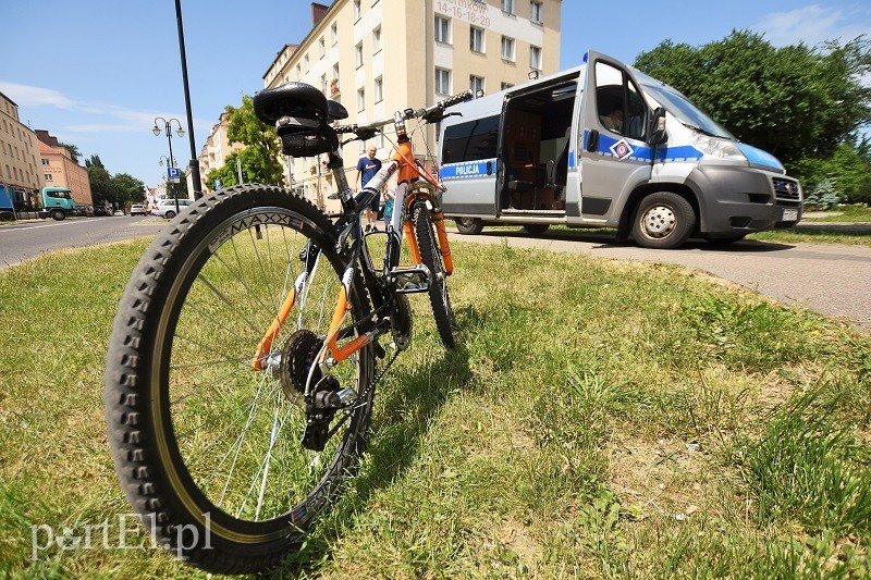  12-latek wjechał rowerem wprost pod samochód zdjęcie nr 175928