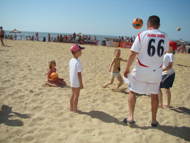 Najmłodsi walczyli o nagrody, żąglując prawdziwą piłką do beach 
soccera.
