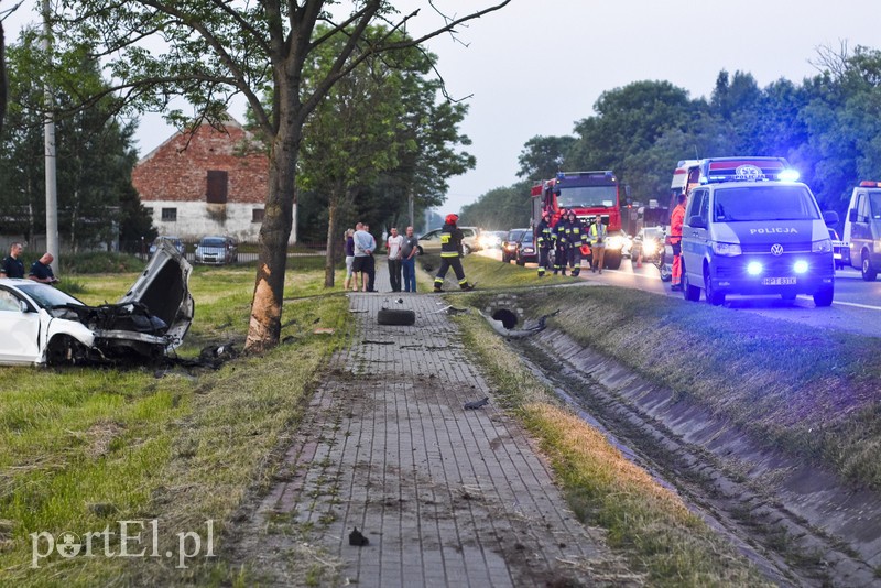 Zasnął za kierownicą i uderzył w drzewo zdjęcie nr 176201