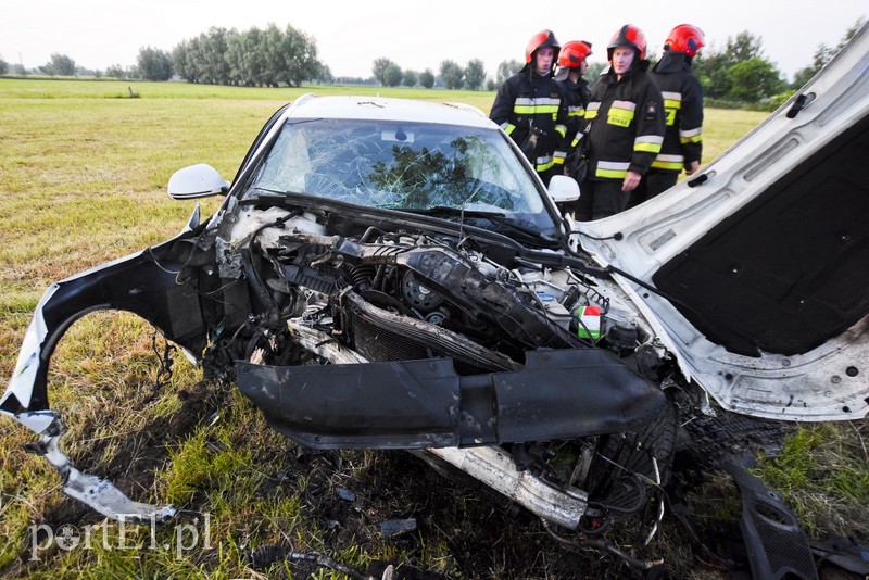 Zasnął za kierownicą i uderzył w drzewo zdjęcie nr 176208