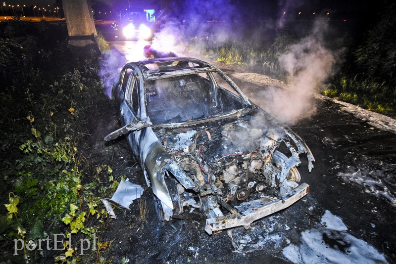 Infiniti spłonęło doszczętnie przy S22 zdjęcie nr 176466
