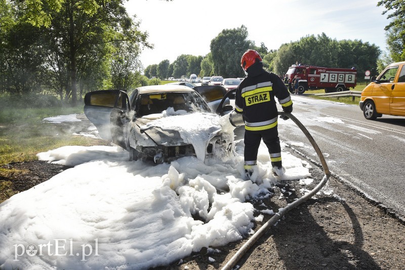 Pożar samochodu na drodze nr 22 zdjęcie nr 177420