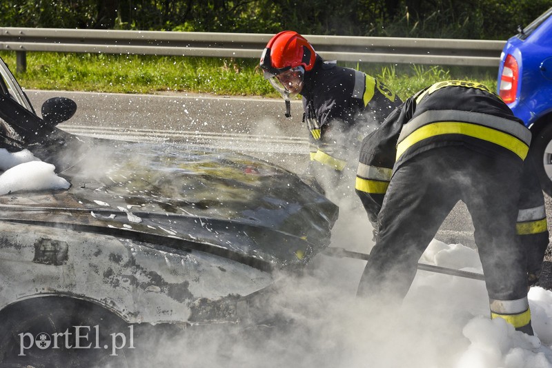 Pożar samochodu na drodze nr 22 zdjęcie nr 177423