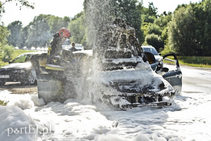 Pożar samochodu na drodze nr 22 zdjęcie nr 177434