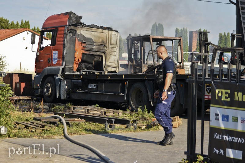 Pożar ciężarówki tuż pod warsztatem w Kazimierzowie zdjęcie nr 179945