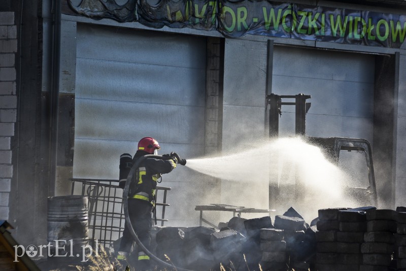 Pożar ciężarówki tuż pod warsztatem w Kazimierzowie zdjęcie nr 179952