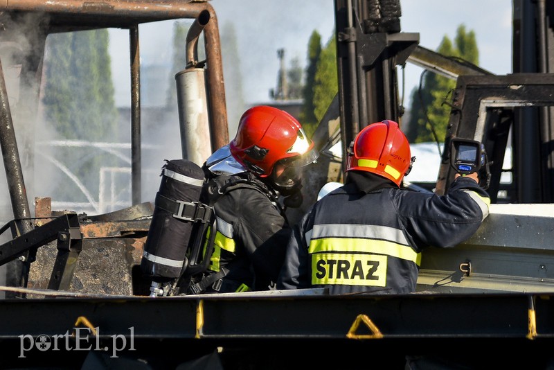 Pożar ciężarówki tuż pod warsztatem w Kazimierzowie zdjęcie nr 179948