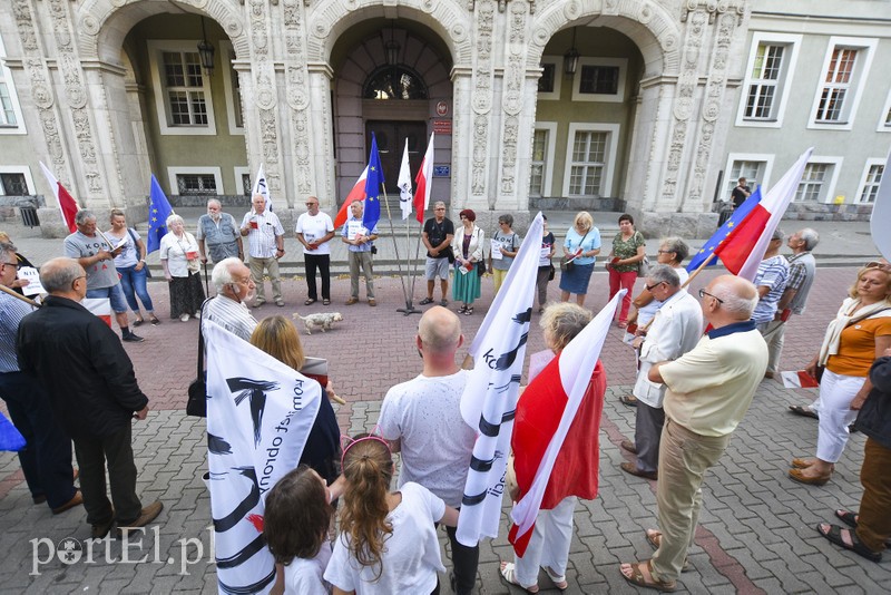 Władza, w sposób cyniczny, robi z nas poddanych zdjęcie nr 180963