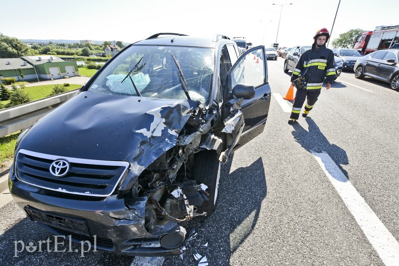 Kolizja na obwodnicy, tworzą się ogromne korki zdjęcie nr 181012