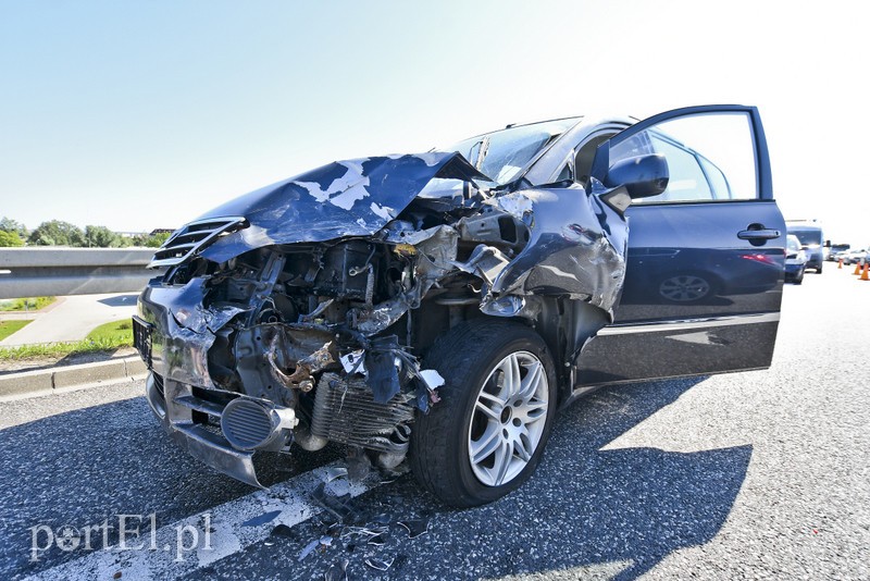 Kolizja na obwodnicy, tworzą się ogromne korki zdjęcie nr 181011