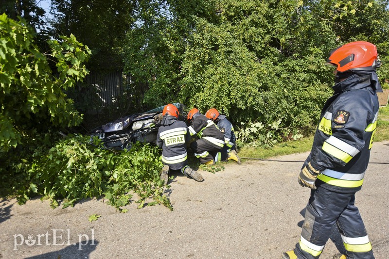 Wymusiła pierwszeństwo i dachowała zdjęcie nr 181195