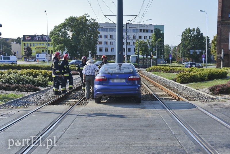 83-latek uderzył w tramwaj na rondzie zdjęcie nr 182133