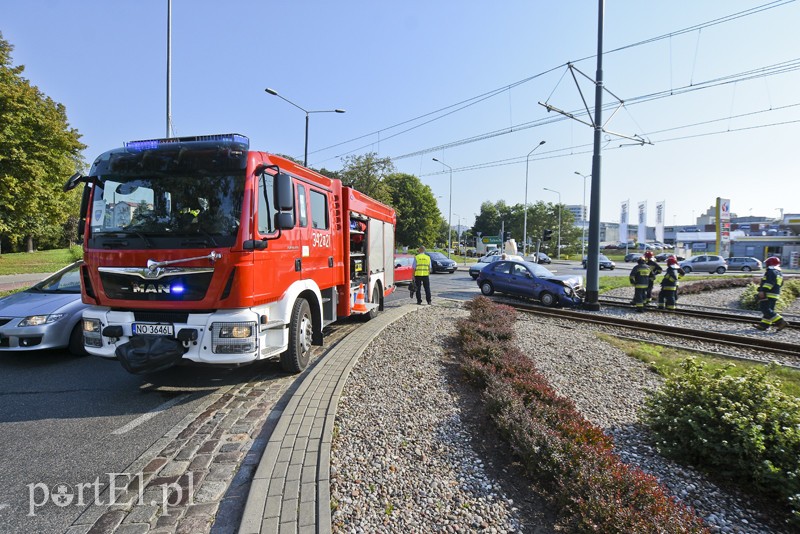 83-latek uderzył w tramwaj na rondzie zdjęcie nr 182138