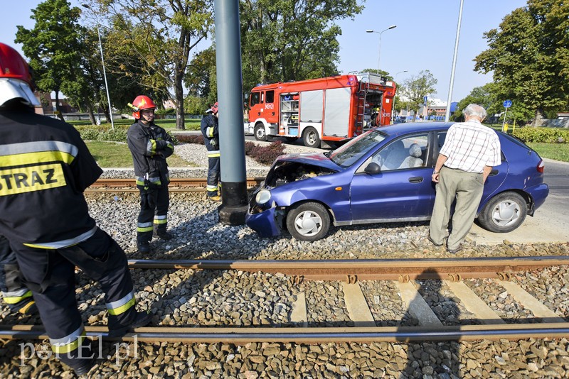 83-latek uderzył w tramwaj na rondzie zdjęcie nr 182135