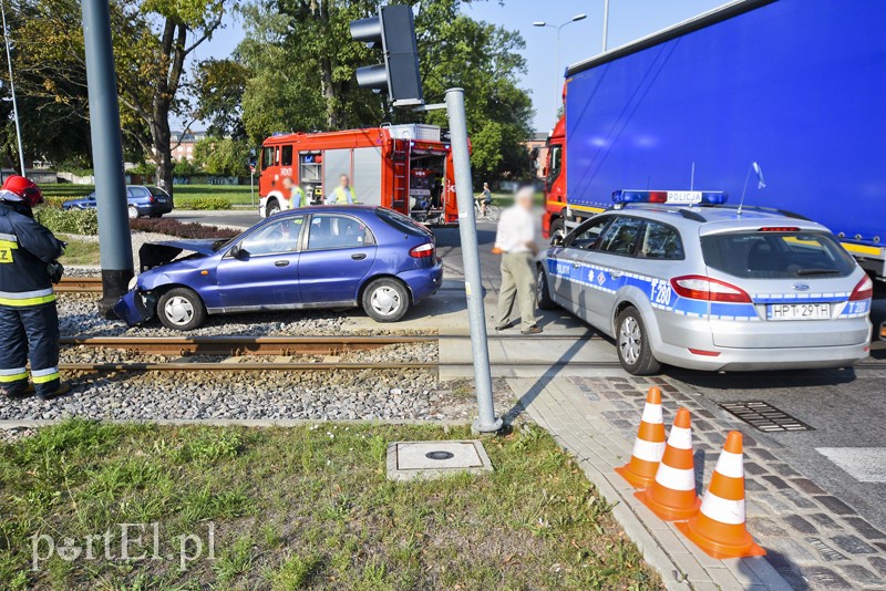 83-latek uderzył w tramwaj na rondzie zdjęcie nr 182139