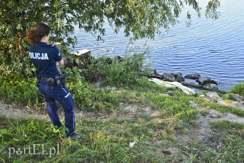 Ciało mężczyzny w rzece Elbląg zdjęcie nr 182751