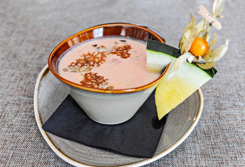 Zupa - chłodnik arbuzowy: 
arbuz/ jogurt naturalny/ pieczona papryka/ czerwona pomarańcza/ tofu/ papryczka jalapeno/