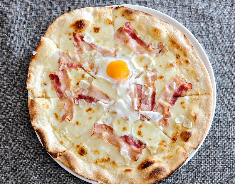 Pizza Carbonara:
mozarella/ śmietana/ boczek/ czosnek/ jajko sadzone.