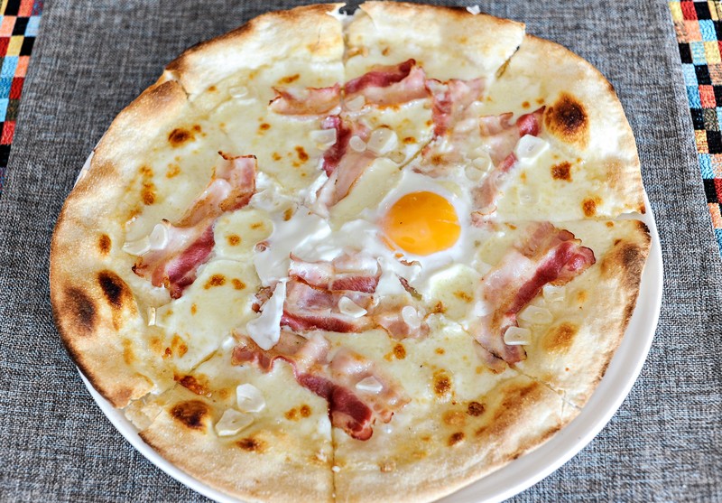 Pizza Carbonara:
mozarella/ śmietana/ boczek/ czosnek/ jajko sadzone.