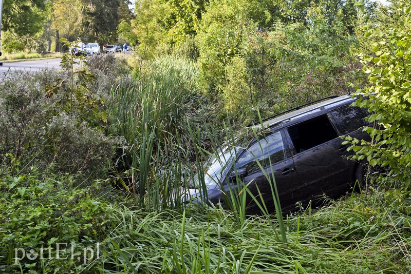Wjechała do rowu, trzy osoby trafiły do szpitala zdjęcie nr 184443