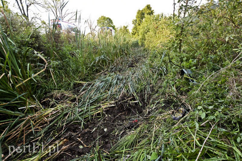 Wjechała do rowu, trzy osoby trafiły do szpitala zdjęcie nr 184448