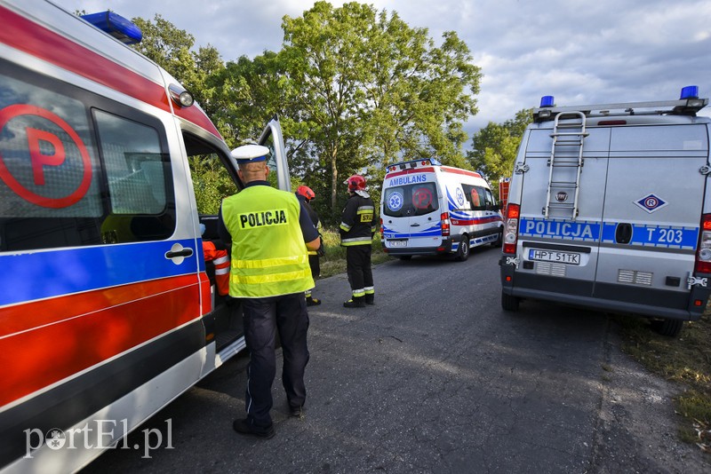 Wjechała do rowu, trzy osoby trafiły do szpitala zdjęcie nr 184441