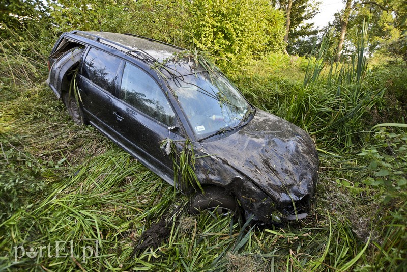 Wjechała do rowu, trzy osoby trafiły do szpitala zdjęcie nr 184447
