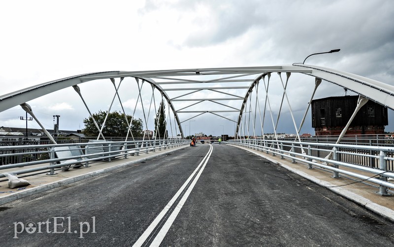 Na wiadukt wjechały ciężarówki, mieszkańcy pojadą nim w październiku zdjęcie nr 185042