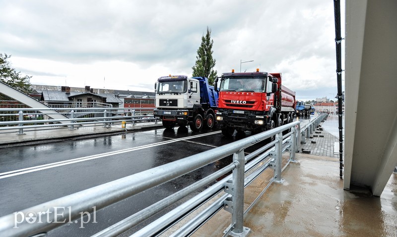 Na wiadukt wjechały ciężarówki, mieszkańcy pojadą nim w październiku zdjęcie nr 185072