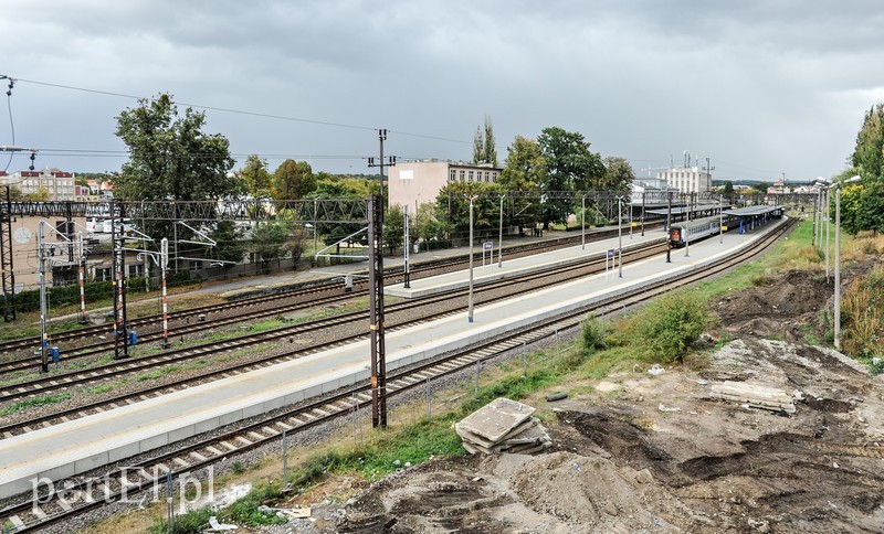 Na wiadukt wjechały ciężarówki, mieszkańcy pojadą nim w październiku zdjęcie nr 185043