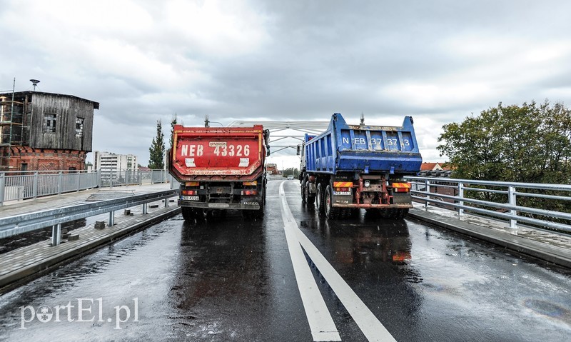 Na wiadukt wjechały ciężarówki, mieszkańcy pojadą nim w październiku zdjęcie nr 185073