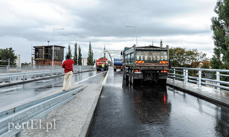 Na wiadukt wjechały ciężarówki, mieszkańcy pojadą nim w październiku zdjęcie nr 185074