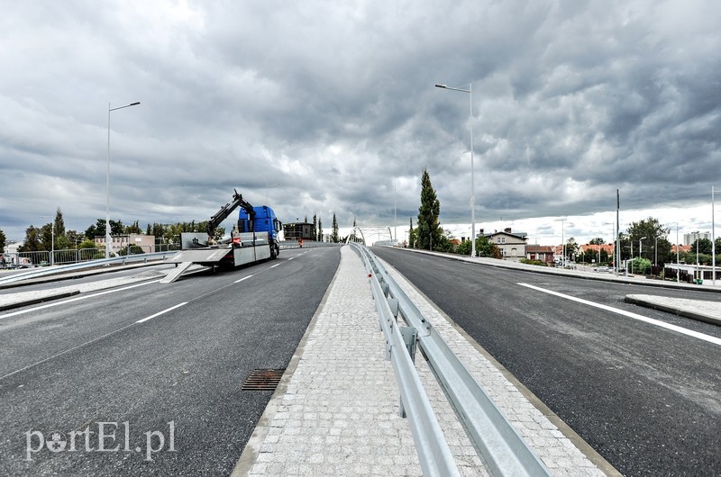 Na wiadukt wjechały ciężarówki, mieszkańcy pojadą nim w październiku zdjęcie nr 185055