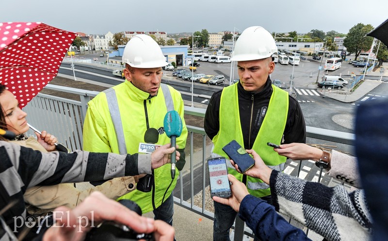 Na wiadukt wjechały ciężarówki, mieszkańcy pojadą nim w październiku zdjęcie nr 185064