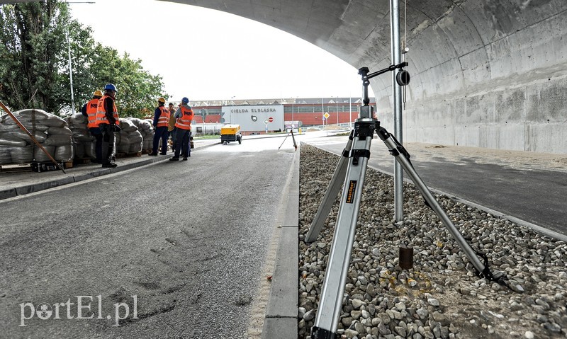 Na wiadukt wjechały ciężarówki, mieszkańcy pojadą nim w październiku zdjęcie nr 185066