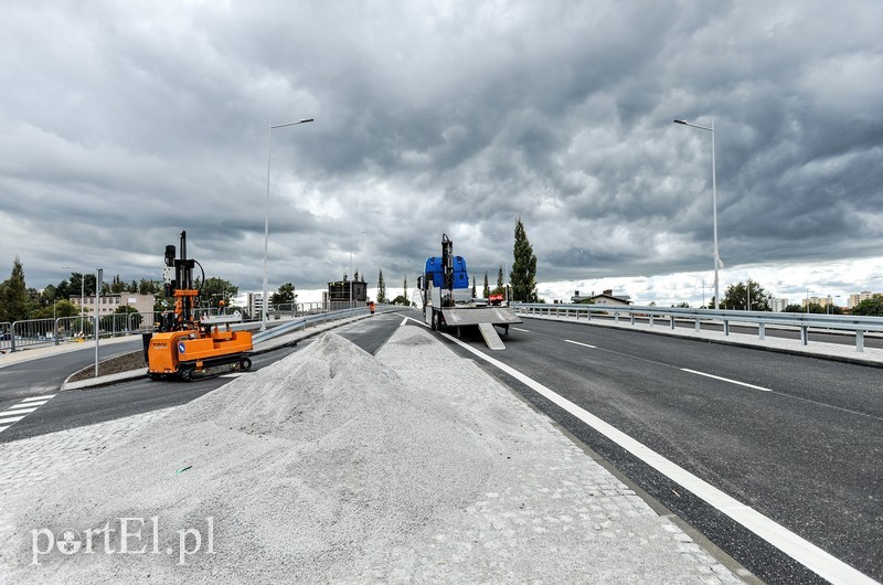 Na wiadukt wjechały ciężarówki, mieszkańcy pojadą nim w październiku zdjęcie nr 185052