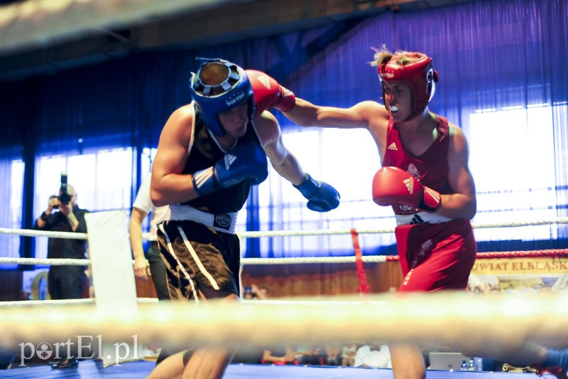 Lewy prosty w hali MOS-u zdjęcie nr 185592