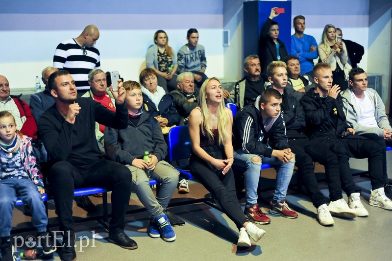 Lewy prosty w hali MOS-u zdjęcie nr 185591