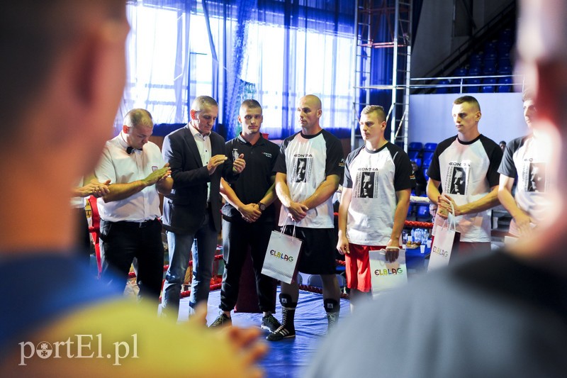 Lewy prosty w hali MOS-u zdjęcie nr 185530