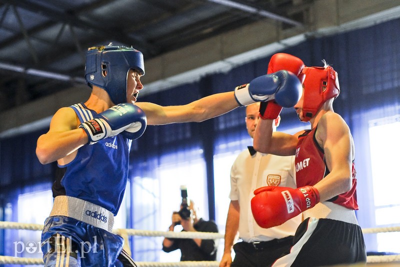 Lewy prosty w hali MOS-u zdjęcie nr 185539